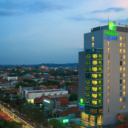 Holiday Inn Express Semarang Simpang Lima By Ihg Exterior foto