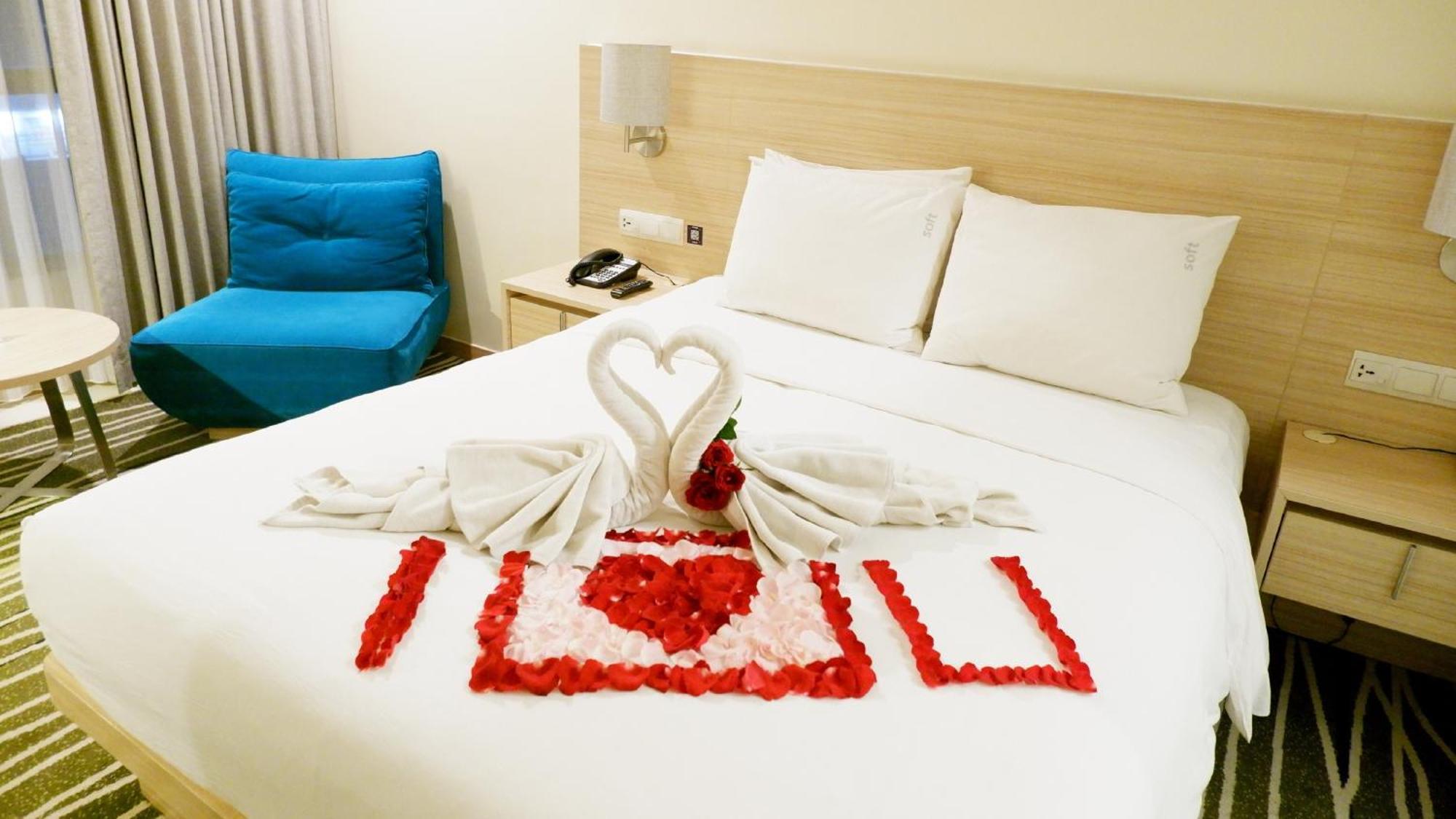 Holiday Inn Express Semarang Simpang Lima By Ihg Exterior foto