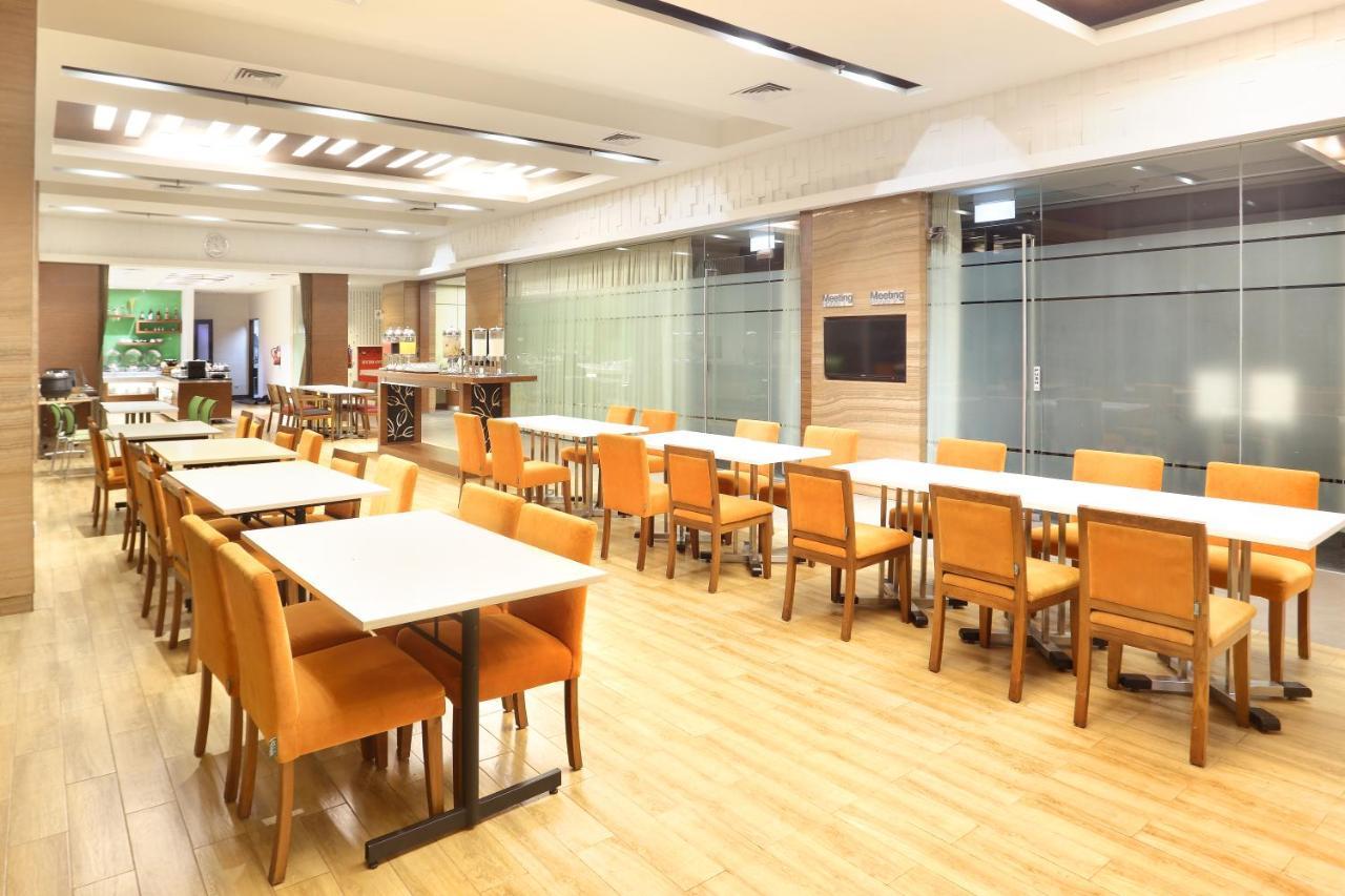 Holiday Inn Express Semarang Simpang Lima By Ihg Exterior foto